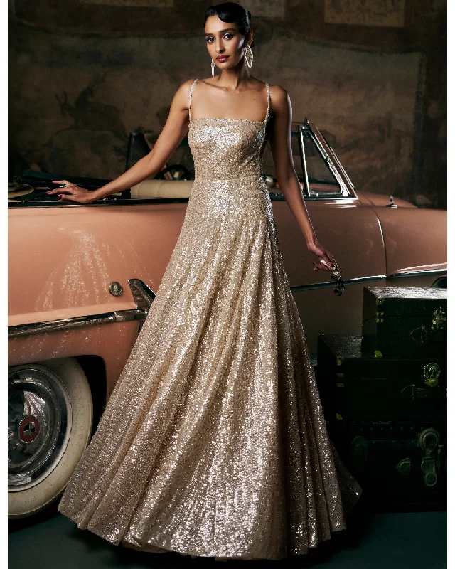 Day-To-Night Styles Wave Champagne Sequin Gown Nordic Minimalist Home Look